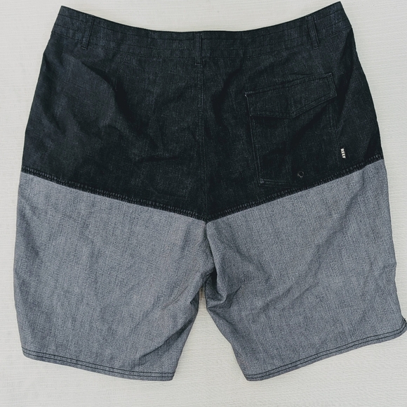 Reef Men's/ Hommes Black and Gray Board Shorts Size 36 - Picture 3 of 9